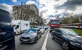 In der Bielefelder Innenstadt herrscht seit der Sperrung der Kreuzstraße täglich Stau und Verkehrschaos. Nun könnte es eine Zwischenlösung geben. - Sarah Jonek