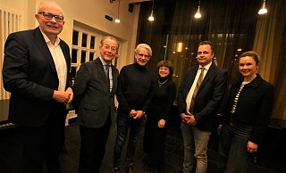 Auf dem Podium sind gewesen: (v.l.) CDU-Landtagsabgeordneter Bernhard Hoppe-Biermeyer, der frühere SPD-Vorsitzende Franz Müntefering, die Bundestagskandidaten Peter Altenbernd (Bündnis 90/Die Grünen) und Charlotte Neuhäuser (Die Linke), das Hövelhofer Ratsmitglied André Klocksin und Moderatorin Julia Ures. - Rajkumar Mukherjee