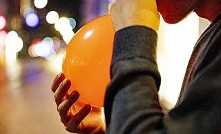 Besonders bei Kindern und Jugendlichen ist Lachgas als günstiges Suchtmittel beliebt – in Paderborn hat es im Stadtrat nun eine Diskussion zum Verkaufsverbot gegeben. - picture alliance / ANP