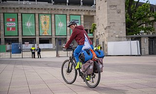 "NW"-Redakteurin Wiebke Wellnitz ist mit dem Rad von Bielefeld nach Berlin zum DFB-Pokalfinale gefahren. - Teresa Kröger "NW"-Redakteurin Wiebke Wellnitz ist mit dem Rad von Bielefeld nach Berlin zum DFB-Pokalfinale gefahren. - Teresa Kröger