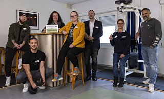 Über den neuen Fitnessraum der Friedrich-Spee-Gesamtschule freuen sich: (v.l.) Jochen Rehkämper (Fachkraft im Multiprofessionellen Team), Julian Heringhoff (Lehramtsanwärter), Ramona Hunold (Förderverein), Stefanie Baldauf (Schulleiterin), Benjamin Eke (Abteilungsleitung) sowie Evelyn Seibert und Rodi Yousef (beide Fachschaft Sport). - Axel Hilker