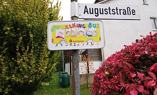 An der Auguststraße/Ecke Nordhofstraße weist ein Schild auf die Station für den Walking-Bus hin. - Björn Kenter