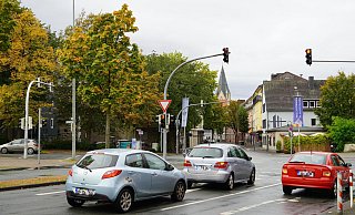 Auf der Driburger Straße Richtung Innenstadt werden die Fahrspuren wegen Bauarbeiten gesperrt. - Felix Schwien