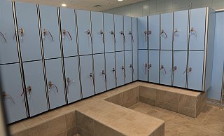 Auch die Umkleiden im Höxteraner Hallenbad – hier kurz vor der Eröffnung – sind von den losen Fliesen betroffen. - Simone Flörke/Archiv