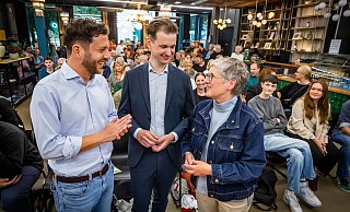 Grünen-Vorsitzender Felix Banaszak (l.) unterstützt zusammen mit Britta Haßelmann (Vorsitzende der Bundestagsfraktion) den Bielefelder Kandidaten der Partei für das Amt des Oberbürgermeisters, Dominic Hallau. - Sarah Jonek Grünen-Vorsitzender Felix Banaszak (l.) unterstützt zusammen mit Britta Haßelmann (Vorsitzende der Bundestagsfraktion) den Bielefelder Kandidaten der Partei für das Amt des Oberbürgermeisters, Dominic Hallau. - Sarah Jonek