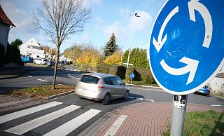 Seit am Kreisel Fußgängerüberwege markiert wurden, sind die Unfallzahlen deutlich zurück gegangen. - Felix Eisele