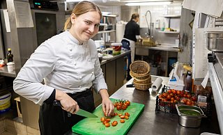 Karla Plitt hat in Hövelriege ihre Ausbildung gemacht. Seit vier Jahren arbeitet sie im Paderborner Galerie-Hotel, seit zwei Jahren ist sie hier Küchenchefin. - Niklas Tüns