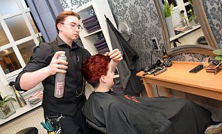 Kurz vor dem End-Ergebnis: Friseur Ferris Dörner gibt in Sachen Farbe, Schnitt und letztes Styling immer alles. Model Kerstin Lohre vertraut ihm voll und ganz. - Kreishandwerkerschaft