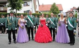 Hofstaatpaar Stefan und Manuela Adorf (v. r.), Königspaar Kai und Eva-Maria Bockelkamp sowie Hofstaatpaar Carsten und Verena Doppelstein strahlten beim Festumzug in Eversen. - Madita Schellenberg