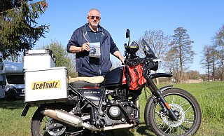 Der Motorradfahrer Fred Klein steht in den Startlöchern zu seiner nächsten Weltreise. Seine Royal Enfield ist schon entsprechend ausgerüstet. Fertiggestellt hat der 63-Jährige vorher noch sein zweites Buch. - Sonja Rohlfing