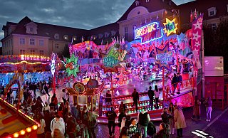 Die Herforder City-Kirmes entfaltet in den Abendstunden mit Tausenden Lichtern eine besondere Atmosphäre. - Frank-Michael Kiel-Steinkamp