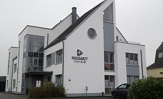 Andreas Schimkes Praxis ist Teil des Hausarztzentrums Spenge an der Griesenbruchstraße. - Mareike Patock