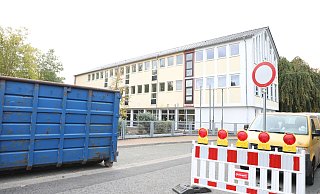 Der Container steht, die Straßensperrung ist aufgebaut: Es geht los an der Grundschule in Beverungen. - Simone Flörke