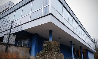 Das derzeitige Hallenbad wird noch einige Jahre halten müssen. Wer es künftig betreibt ist derzeit aber ebenso offen, wie die Führung der künftigen Bäder. - Felix Eisele