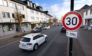 Die Tempo-30-Regelung bleibt in einem Teilbereich der Von-Ketteler-Straße in der Zeit von 7 bis 19 Uhr bestehen. - Niklas Tüns