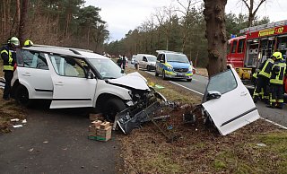 Polizei und Rettungskräfte waren bei einem Unfall in Schloß Holte-Stukenbrock im Kreis Gütersloh im Einsatz. - Sigurd Gringel