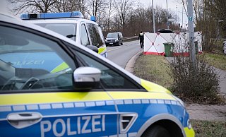 Das Unfallfahrzeug wird derzeit durch einen Sichtschutz verdeckt. Die Oeynhausener Straße hat die Polizei vorerst abgesperrt. - Felix Eisele