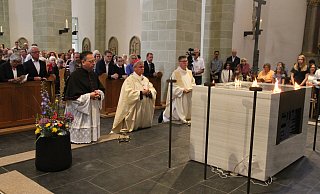 Mit einer Reihe von Ritualen wurde der neue Altar durch Erzbischof Udo Markus Bentz geweiht. Dazu gehörte die Einbringung der Reliquiare, die Salbung und das Anzünden von Weihrauch auf der Altaroberfläche. - Johannes Büttner