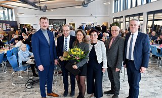 Festredner Henning Höne, FDP-Landesvorsitzender (v. l.), beglückwünscht Peter Meier zu seiner 35-jährigen Parteizugehörigkeit, und dessen Tochter Sina Froese zu 25 Jahren. Viola Brüntrup, stellvertretende Stadtverbandsvorsitzende schließt sich an. Martin Lehmann hält einen Impulsvortrag und Tobias Jaehn, Stadtverbandsvorsitzender und Gastgeber des Empfangs freut sich über zahlreiche Gäste. - Gunter Held