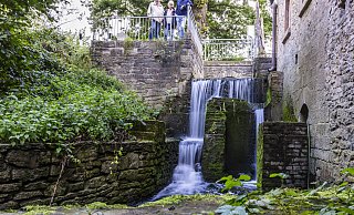 Eigentümer Hans Westfeld mit Vertretern des Mühlenvereins: "Eine Wassermühle ohne Mühlrad und ohne Wasser, ist eben nur ein Haus." - Sarah Jonek