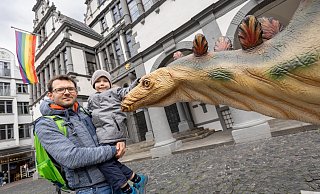 Jonas Behle und Sohn Felix sind aus Nordhessen angereist, um sich die Dinos in Paderborn - wie den Stegosaurus am Rathaus - anzuschauen. - Niklas Tüns