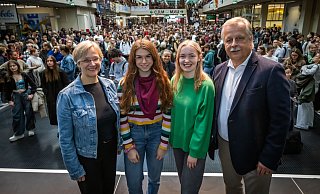 Uni-Rektorin Angelika Epple (v. l.), Jasmin Azari, Charlotte Schäfer und Bürgermeister Andreas Rüther bei der Ersti-Begrüßung. - Sarah Jonek / Jonek Fotografie
