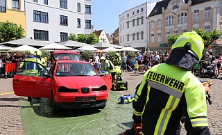 Die Herforder Feuerwehr demonstriert Rettung und Hilfeleistung auf dem Alten Markt. - Claus Frickemeier