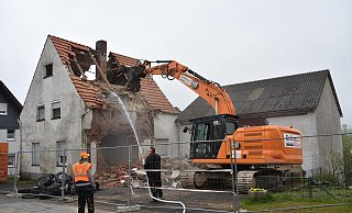 Die Bagger machen kurzen Prozess mit dem "Horrorhaus" in Höxter-Bosseborn. - Thomas Kube