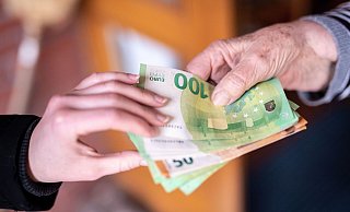 Das bei der Hausdurchsuchung sichergestellte Geld der Mutter wird nun einbehalten. - picture alliance / Matthias Balk