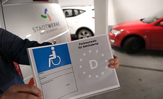 Die Stadtwerke reservieren in ihren Parkhäusern mehrere Behinderteparkplätze. Anders als an öffentlichen Straßen sind die aber gebührenpflichtig. - Ulf Hanke
