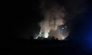 Die durch das Feuer entstandene Rauchsäule war am Samstagabend am Nachthimmel zu sehen. - Paul Brinkmann
