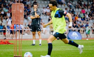 Paderborns neuer Chefcoach Ralf Kettemann (links) bat am Sonntag zum Trainingsauftakt in den Ahorn-Sportpark. Hier beobachtet er Mika Baur beim Dribbling. - BESIM MAZHIQI Paderborns neuer Chefcoach Ralf Kettemann (links) bat am Sonntag zum Trainingsauftakt in den Ahorn-Sportpark. Hier beobachtet er Mika Baur beim Dribbling. - BESIM MAZHIQI
