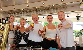 Freuen sich auf ein feucht-fröhliches Hoeker-Fest: Das Laffontien-Team (v. l.) Lea, Kirsten, Thomas, Lilly und Marcel. Erstmals seit 2019 hat Schausteller und Gastronom Björn Laffontien den Bierpreis um 50 Cent erhöht. - Claus Frickemeier