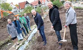 Beim ersten Spatenstich im Geisselschen Garten in Paderborn sind (v. l.) Claudia Warnecke (Technische Beigeordnete), Lea Lengeling (Projektleitung Amt für Umweltschutz und Grünflächen), Jens Holmer und Stefan Gerks (beide Verler Gartenbau), Jonas Volmer (Planungsbüro Volmer), Dieter Honervogt (stellvertretender Bürgermeister), Peter Carl (Büro Lohaus Carl Köhlmos) und Jessica Schütte (Leiterin Amt für Umweltschutz und Grünflächen). Die Steine im Boden zeigen den Verlauf der historischen und auch künftigen Mauer. - Holger Kosbab