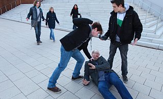 Eine tätliche Auseinandersetzung wie auf diesem Symbolfoto gab es an einem Berufskolleg. - polizei-beratung.de