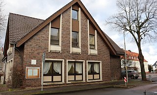 Das AWO-Gebäude an der Königstraße wird möglicherweise abgerissen. Die neue Tagesstätte könnte in den Neubau des Mehrgenerationenprojekts integriert werden. Fest steht, dass das alte Schulgebäude abgerissen wird, das im Hintergrund zu sehen ist. - Judith Gladow