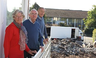 Inge (v. l.), Hans und Karl Hawerkamp halten die lange Familiengeschichte lebendig. Die drei stehen auf dem Balkon des Wohnhauses, hinter dem die Bäckerei nur noch ein Steinhaufen ist. - Rita Sprick