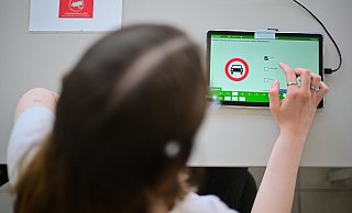 Eine Frau beantwortet eine Frage der theoretischen Prüfung des Führerscheins. (Gestellte Szene). Die Fahrschulen im Kreis Herford zeigen sich verärgert über die Tatsache, dass durch einen Streik am Donnerstag beim TüV Nord Hunderte Fahrprüfungen ausfallen. - picture alliance/dpa