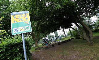 Auf dem Spielplatz am Friedhof in Paderborn-Elsen sollen sich abends häufiger Jugendliche aufhalten. - Rajkumar Mukherjee