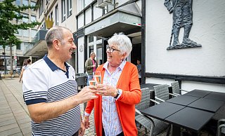 Enzo Akbulut und Susanne Christodoulou stoßen an auf eine erfolgreiche Zukunft des Lokals „La Trattoria“. - Sarah Jonek
