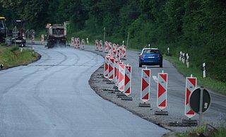 Straßen NRW lässt die Fahrbahn der Bundestraße B514 zwischen Vlotho und Bad Oeynhausen erneuern. - Ulf Hanke