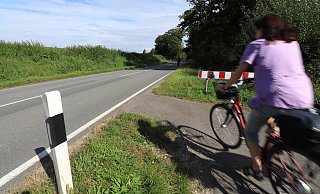 Der Radweg an der Landesstraße 825 zwischen Gut Abbenburg und Vördenim Kreis Höxter endet auf der Straße. - David Schellenberg Der Radweg an der Landesstraße 825 zwischen Gut Abbenburg und Vördenim Kreis Höxter endet auf der Straße. - David Schellenberg