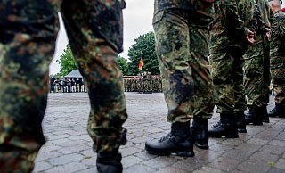 Zahlreiche Reservistinnen und Reservisten kamen im Rahmen des Nationalen Veteranentags zusammen. - picture alliance/dpa