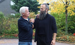 Besonderes Wiedersehen im KReis Gütersloh: Ulrich Bröckling (l.) bedankt sich bei seinem Lebensretter Besim Mazhiqi. - Anna Lena Hinder