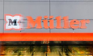 Das mit Plastikteilen verunreinigte Kollagen-Plus-Pulver von Glow25 wurde in den Filialen der Drogerie Müller verkauft. - Lando Hass/dpa