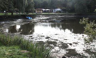 Im Paddelteich in Bad Wünnenberg herrscht Ebbe. Statt drei Meter steht das Wasser nur noch 50 Zentimeter hoch - Johannes Büttner