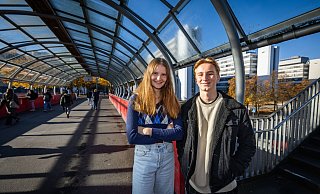 Lara Hochweller und Thomas Schoer vor der Uni Bielefeld, ihrem "neuen zu Hause". Beide zogen für das Studium nach Bielefeld. - Sarah Jonek