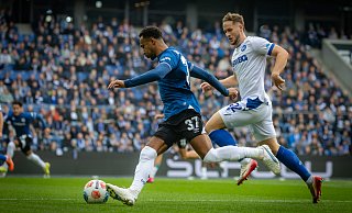 Arminias Noah Sarenren Bazee (l.) läuft seinem Karlsruher Gegenspieler davon. - Sarah Jonek