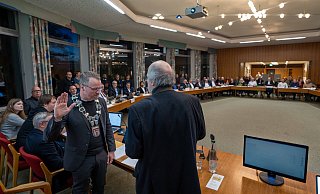 Die Vereidigung des Amtskette tragenden Philipp Knappmeyers zum neuen Bürgermeister der Stadt Lübbecke erfolgte durch den Altersvorsitzenden im Stadtrat, Dieter Wiegmann (r., WL). - David Scholtissek