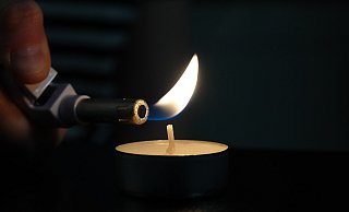 Es ist immer gut, wenn man bei einem Stromausfall Kerzen im Haus hat. - picture alliance/dpa/Deutsche Presse-Agentur GmbH